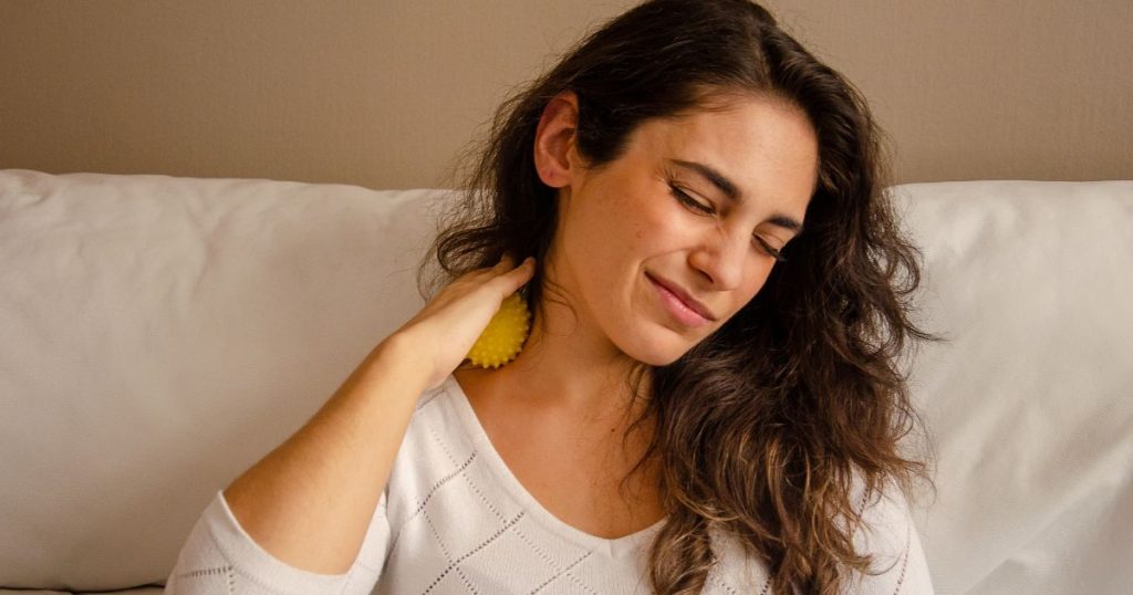 Woman experiencing neck pain caused by unsupportive
pillow